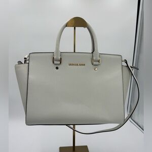 Michael by Michael kors Selma Optic White
Leather Satchel 2 Way Bag + Dust Bag